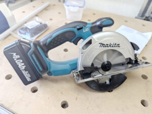 Makita Akku-Handkreissäge inkl. 2 Akkus + Ladegerät