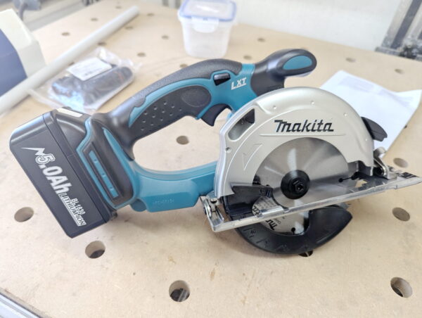 Makita Akku-Handkreissäge inkl. 2 Akkus + Ladegerät